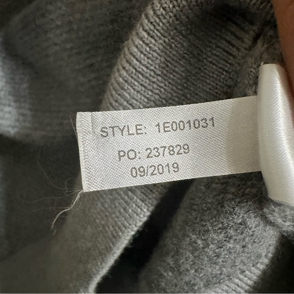 Vineyard Vines Gray Oxbridge Wool 1/2 Zip Sweater Concealed zipper placket - Picture 4 of 5